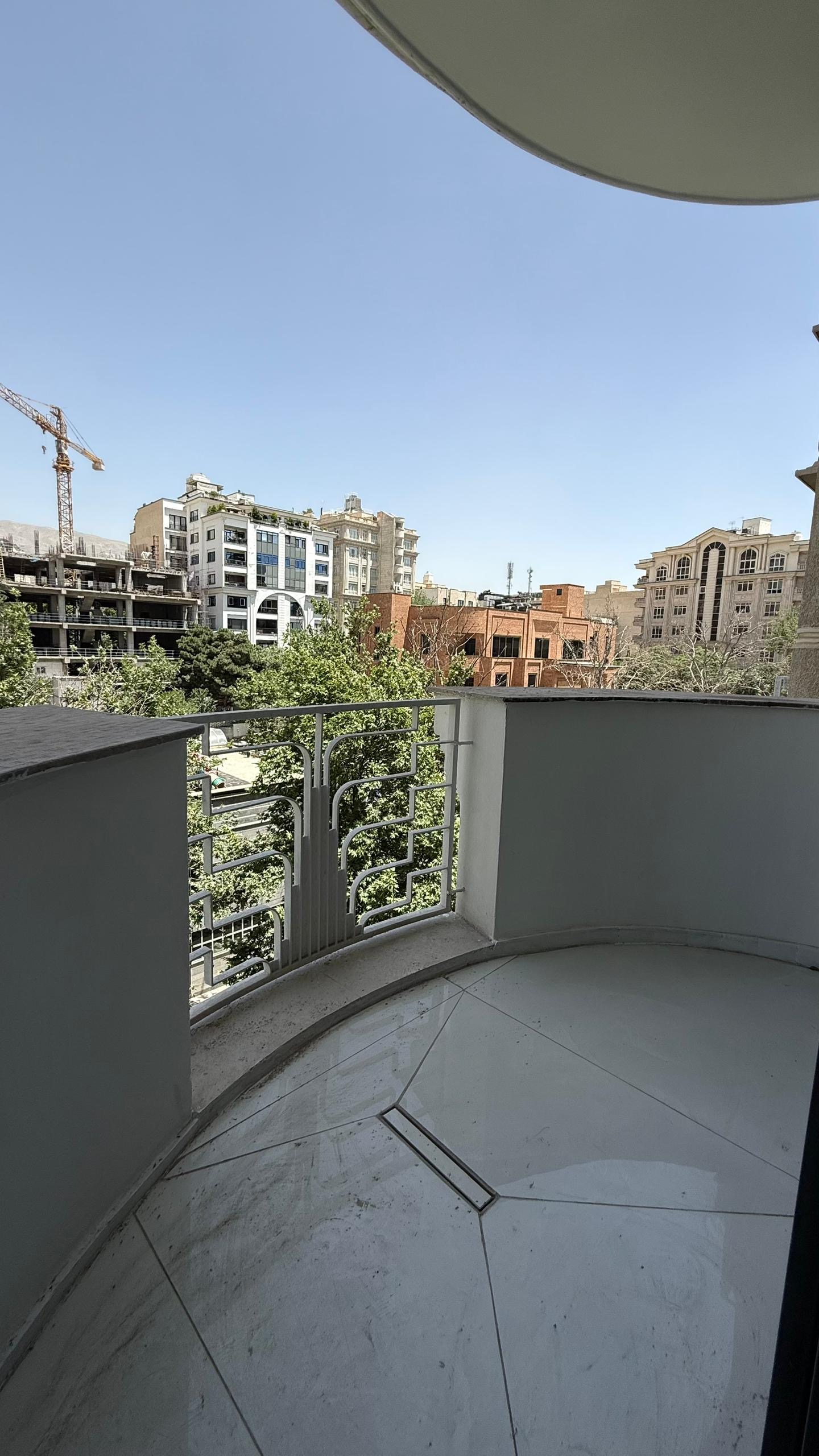 فروش اپارتمان  210 متر فرمانیه بازسازی شده غرق نور