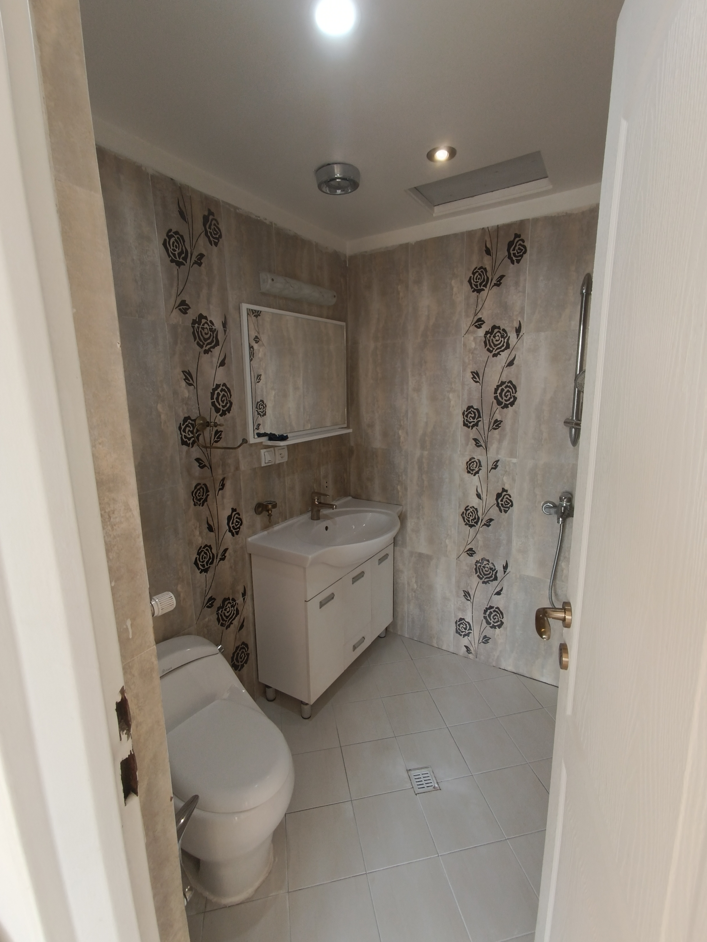 آپارتمان فروشی 110 متر شهرک گلها 2 بالکن ویو دار 1 مستر