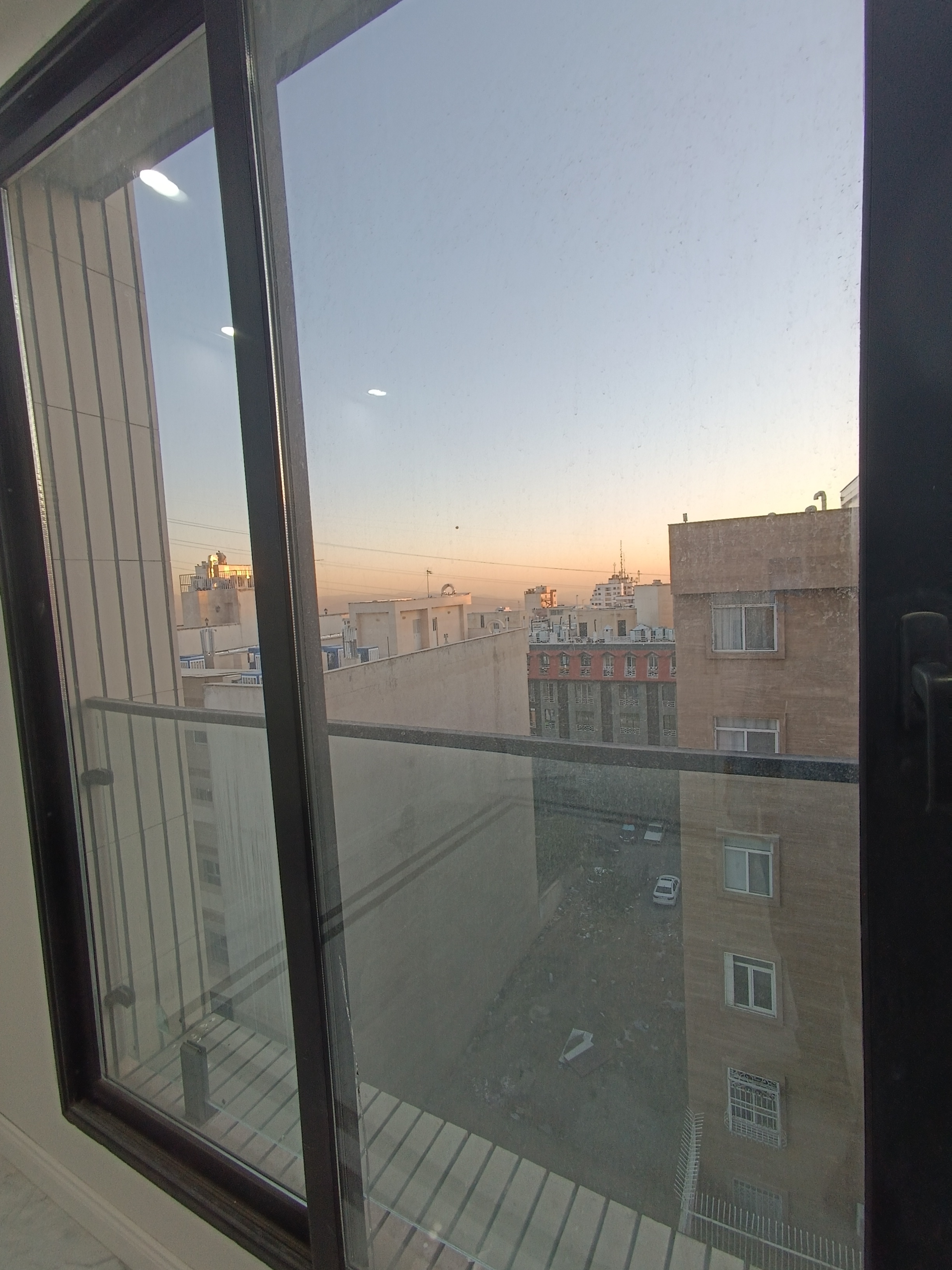 فروش آپارتمان  135 مترشهرک لاله 3 خواب نوساز جنوبی بالکن و لابی