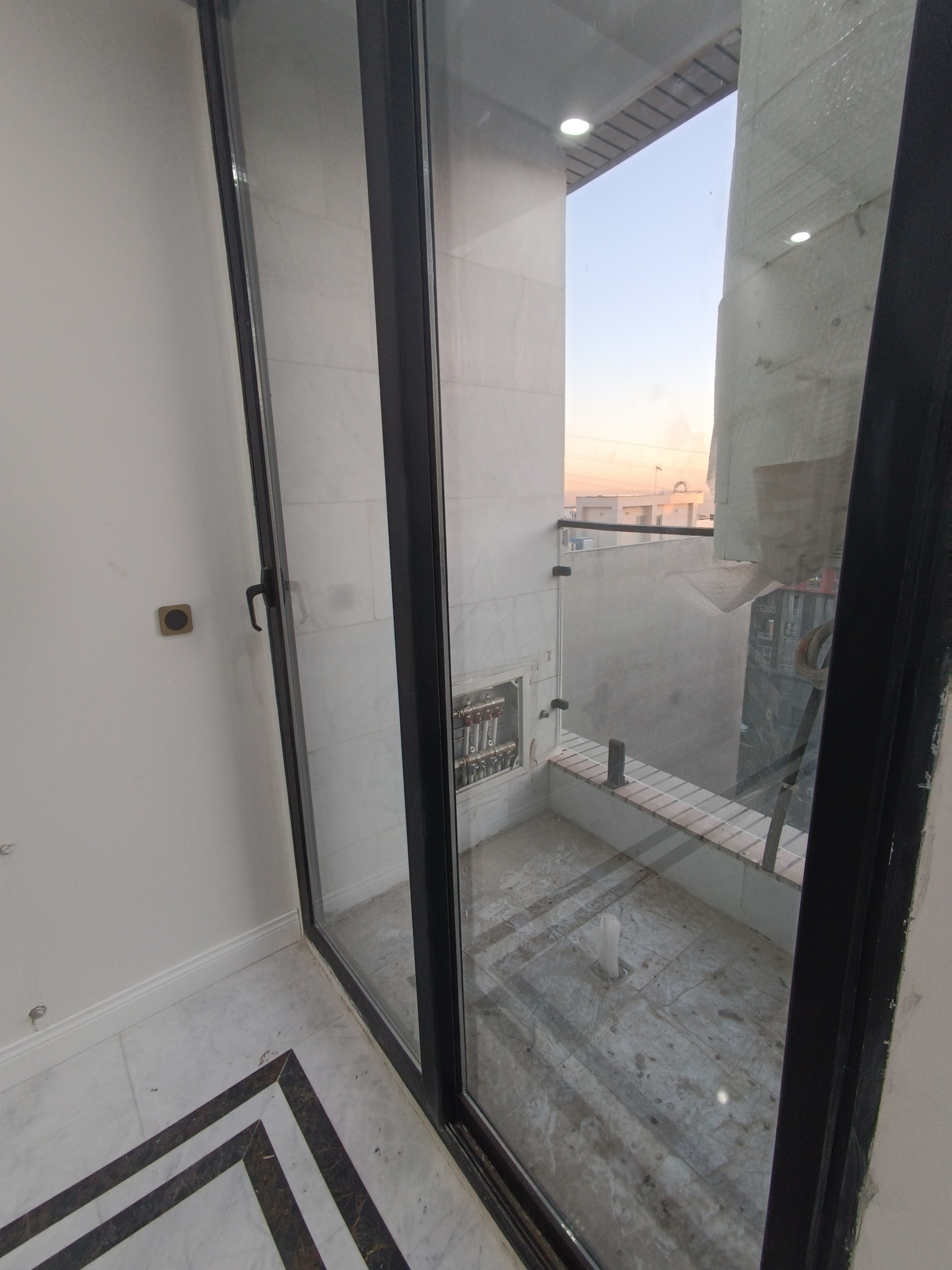 فروش آپارتمان  135 مترشهرک لاله 3 خواب نوساز جنوبی بالکن و لابی