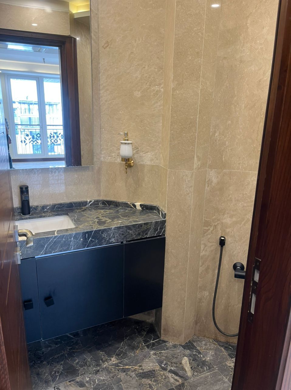 حکمت/165متری/در دل کوهستان