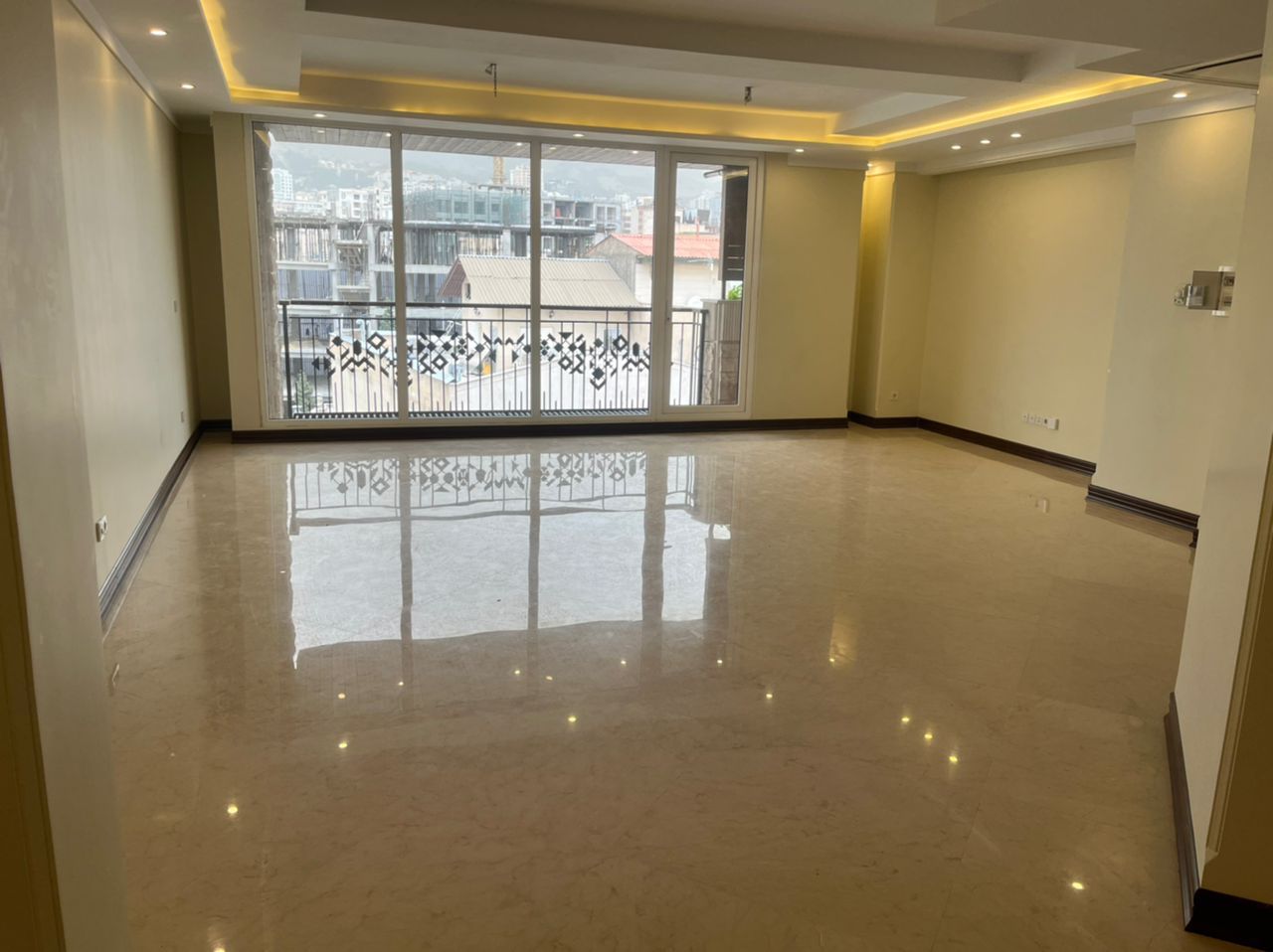 حکمت/165متری/در دل کوهستان