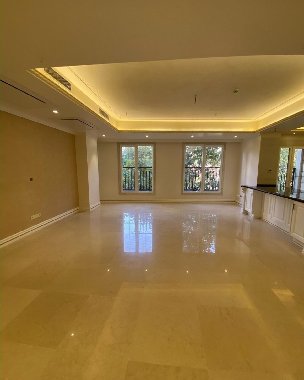 ۲۴۰ متر ، برج باغ ، تراس قابل چیدمان