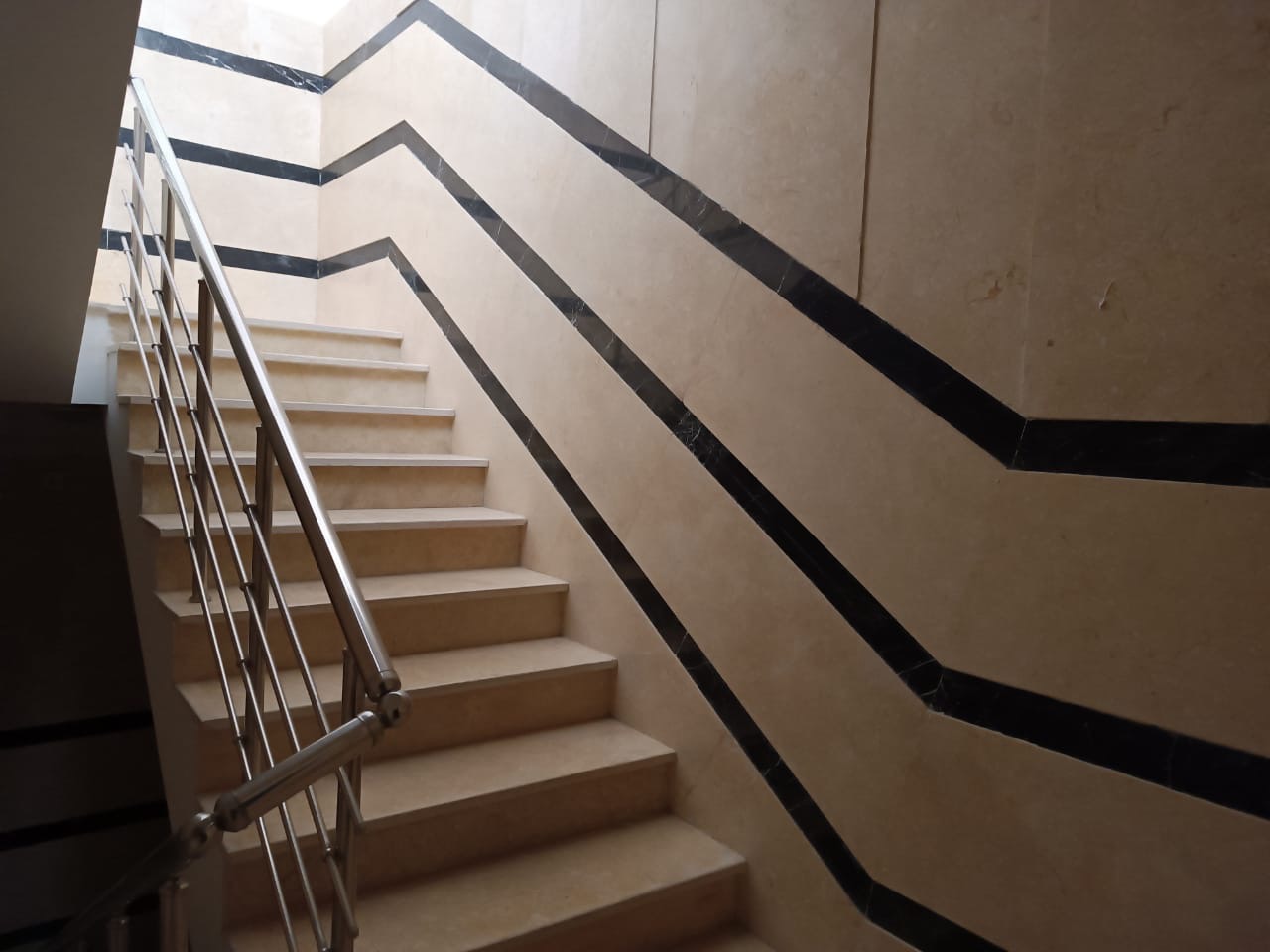 فروش اپارتمان 135 متر هفت حوض خوش نقشه غرق نور