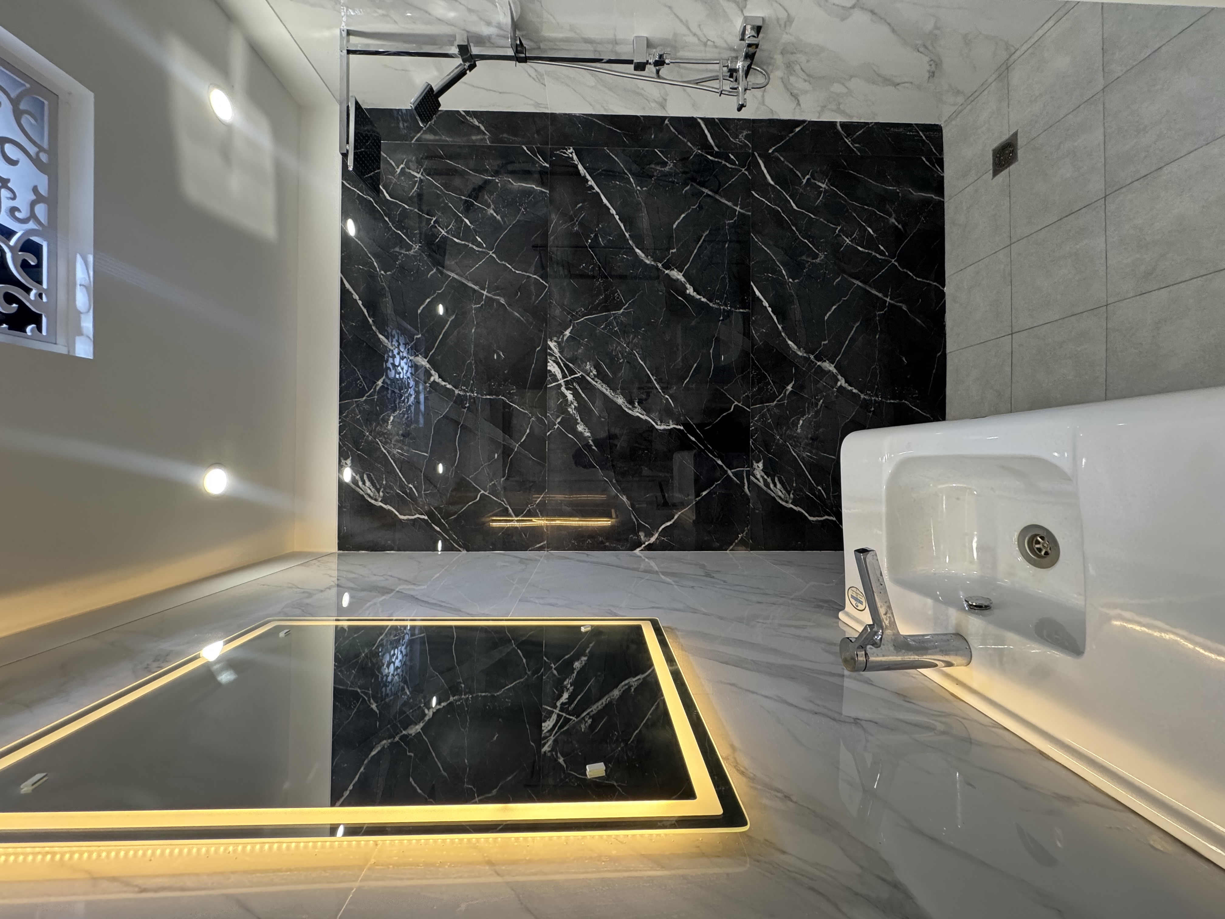 فروش آپارتمان 250 متر آجودانیه چهارخواب