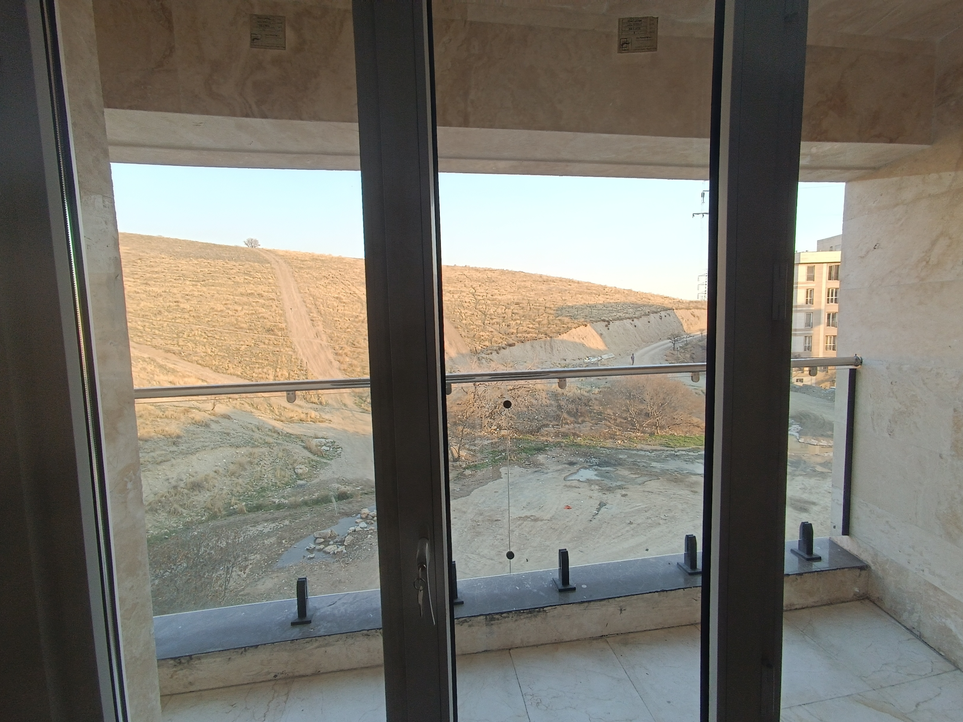 فروش آپارتمان 220 متر شهرک لاله تکواحدی 3 خواب ویو کوهستان