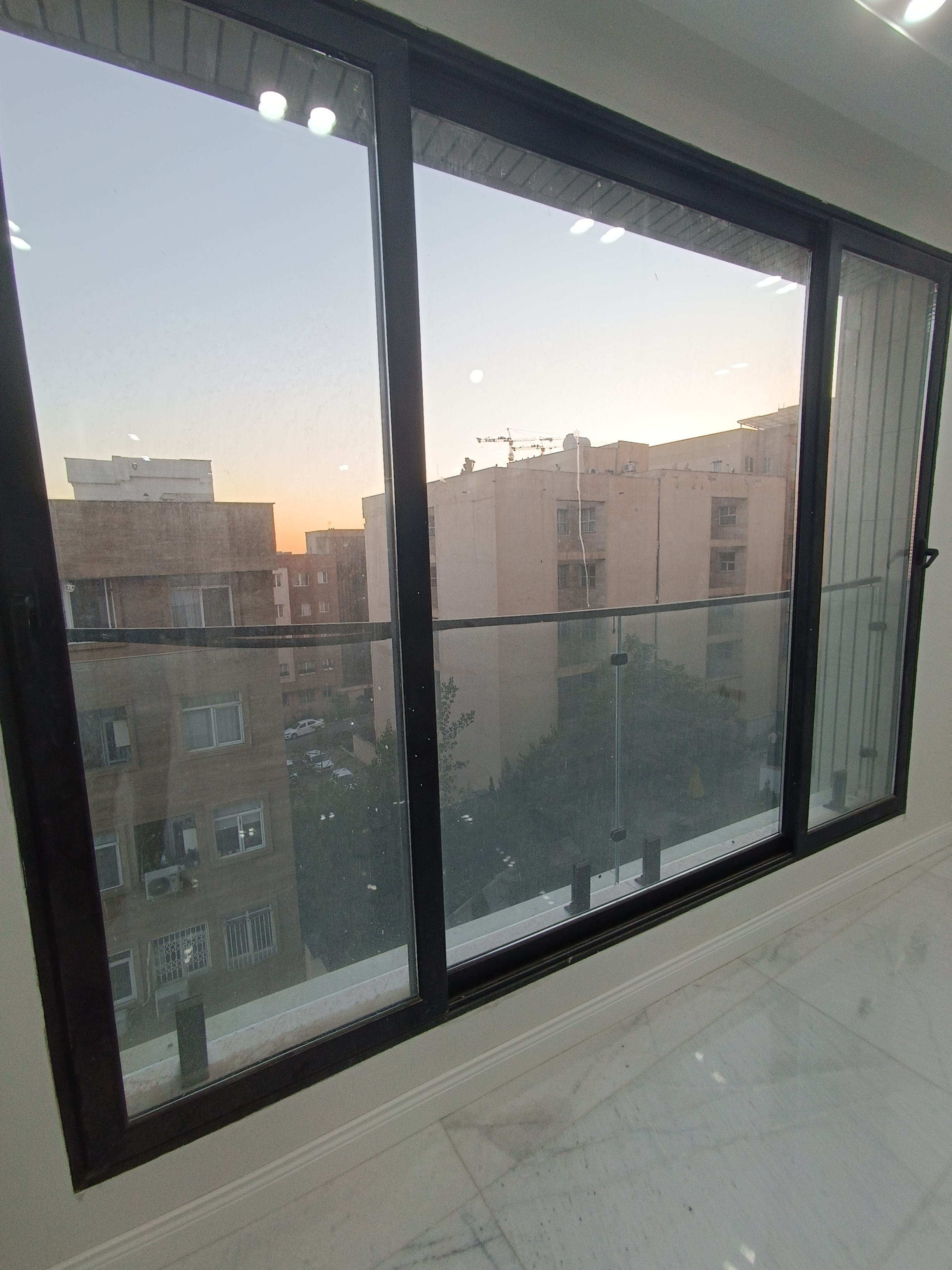 فروش آپارتمان  135 مترشهرک لاله 3 خواب نوساز جنوبی بالکن و لابی