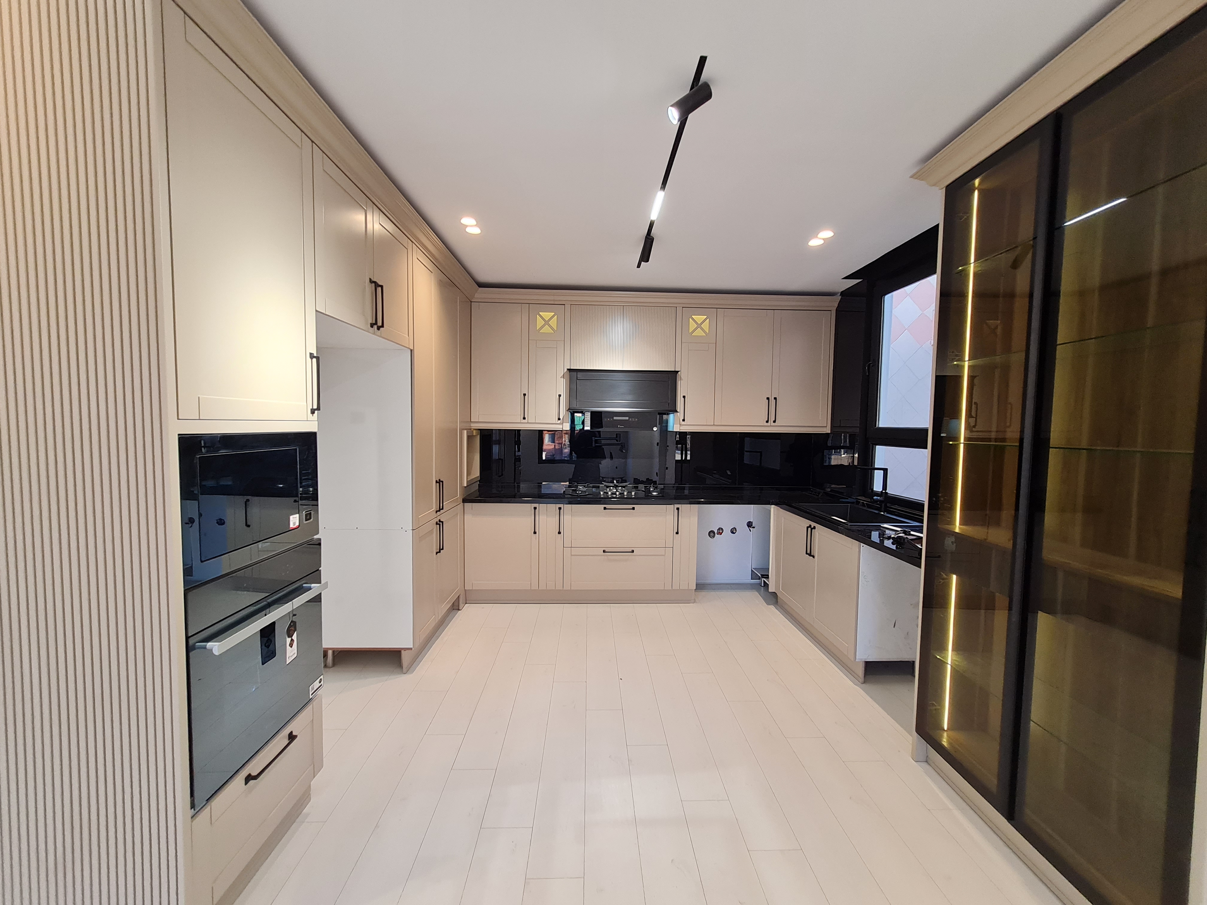 فروش آپارتمان 110 متر ارتش تاپ لوکیشن