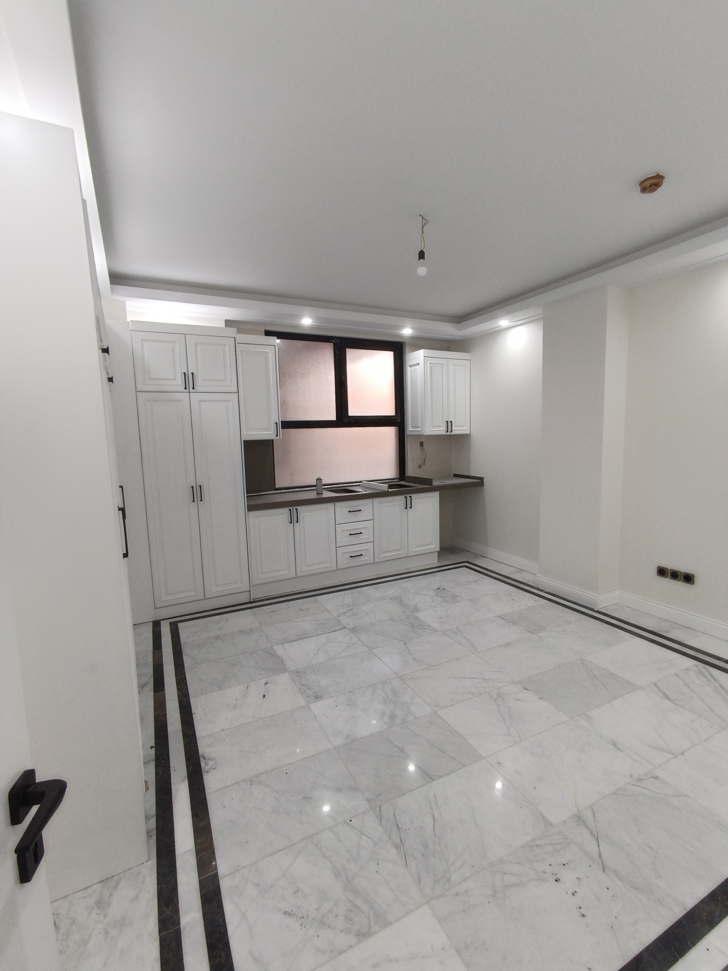 فروش آپارتمان  135 مترشهرک لاله 3 خواب نوساز جنوبی بالکن و لابی
