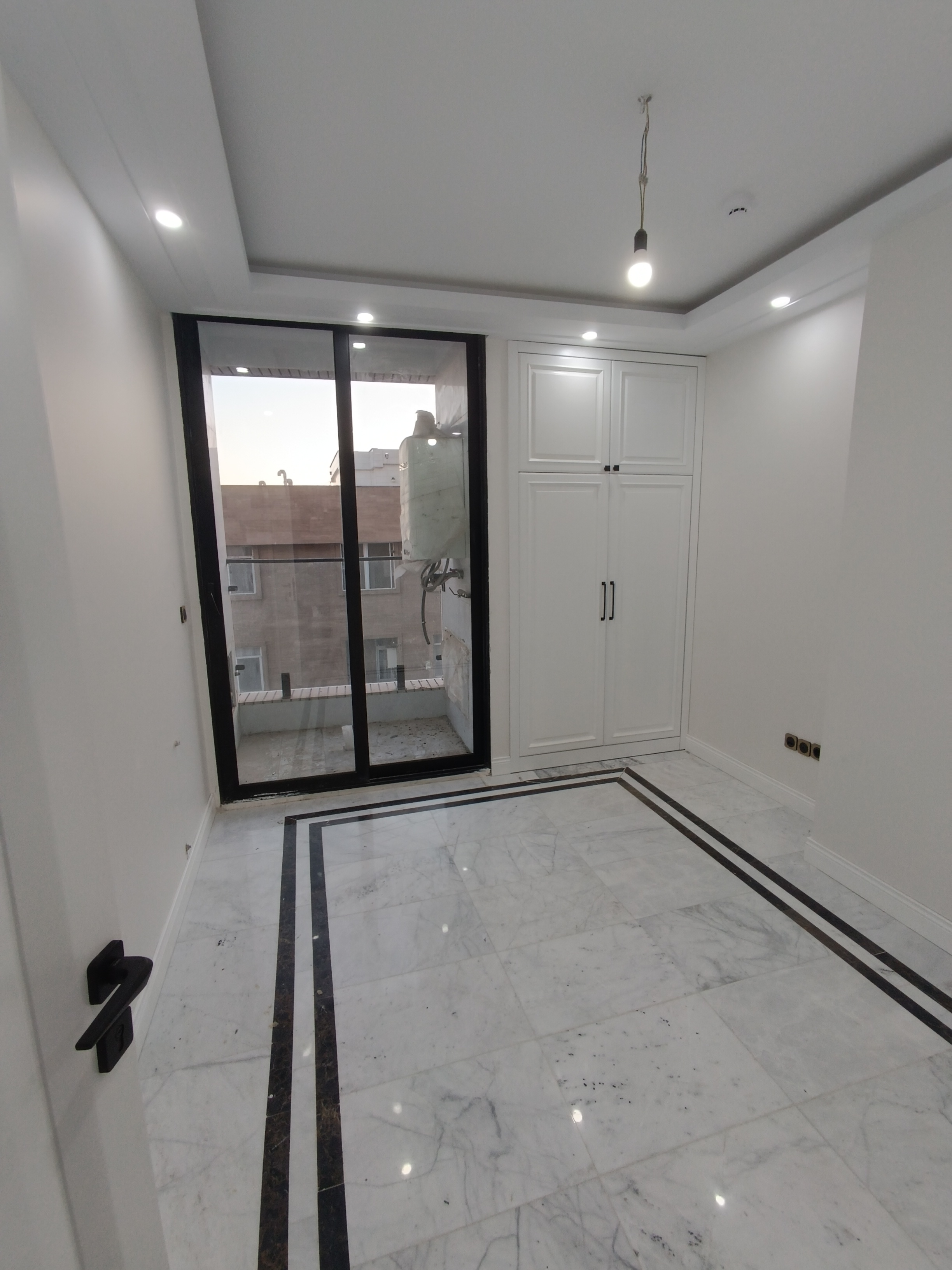 فروش آپارتمان  135 مترشهرک لاله 3 خواب نوساز جنوبی بالکن و لابی