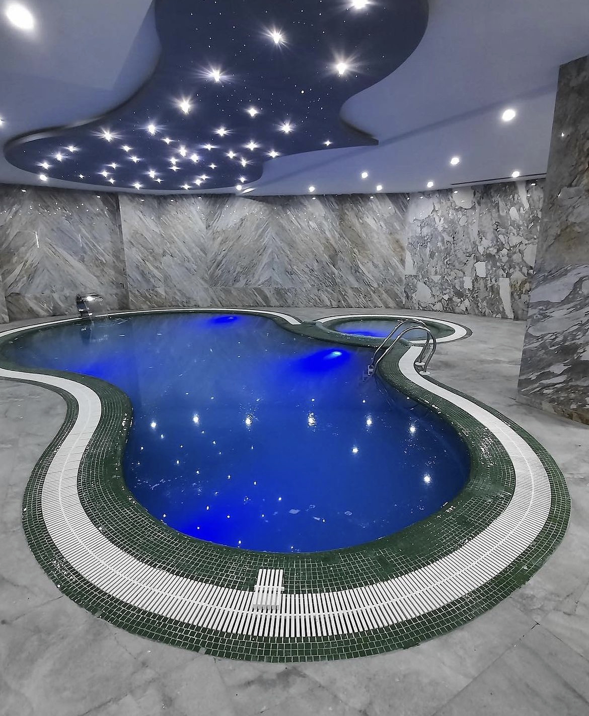 آپارتمان 180متر کامرانیه شمالی فول مشاعات فعال 2 پارکینگ